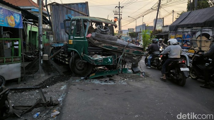Truk ugal-ugalan tabrak pemotor hingga tewas di Gresik