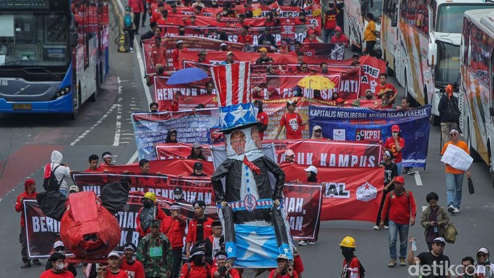 Ogoh-ogoh berbentuk mantan Presiden Amerika Serikat Donald Trump muncul dalam aksi peringatan Hari Buruh (May Day) di depan Gedung DPR RI, Jakarta, Kamis (1/5/2025). Boneka besar tersebut dibawa oleh sejumlah massa buruh sebagai simbol kritik terhadap kapitalisme global yang dianggap menyudutkan kelas pekerja.