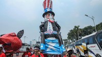 Kedua ogoh-ogoh ini menjadi daya tarik visual dalam barisan long march buruh dari titik kumpul menuju depan gedung DPR. Massa mengiringi ogoh-ogoh dengan teriakan tuntutan dan nyanyian perjuangan, menunjukkan kemarahan atas kondisi kerja dan kesejahteraan yang belum kunjung membaik.
