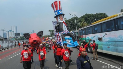 Trump dan Kepala Babi Jadi Sorotan di Aksi Hari Buruh Jakarta