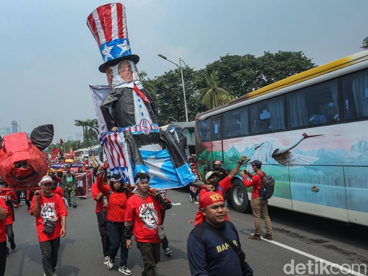 Trump dan Kepala Babi Jadi Sorotan di Aksi Hari Buruh Jakarta