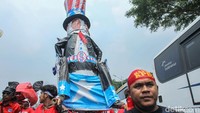 Aksi ini bukan hanya menjadi ajang menyuarakan tuntutan, tapi juga media kreatif dalam menyampaikan pesan politik yang kuat. Dengan berbagai ekspresi visual seperti ogoh-ogoh, para buruh berupaya menarik perhatian publik dan pemerintah terhadap krisis yang tengah mereka hadapi.