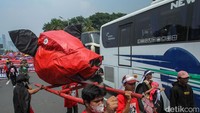 Selain Trump, ogoh-ogoh berbentuk kepala babi berwarna merah juga turut diarak berdampingan. Kepala babi itu digambarkan dengan ekspresi garang dan gigi menyeringai, mempertegas pesan tentang keserakahan dan dominasi ekonomi yang dinilai tidak berpihak pada kaum buruh.