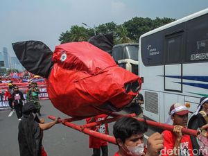 Buruh Bawa Ogoh-Ogoh Kepala Babi Saat Demo di Jakarta