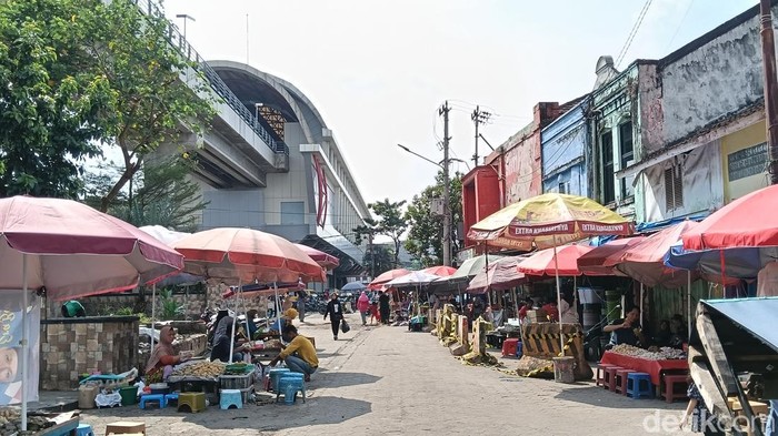 Usai ditertibkan, Pemkot Palembang memasang garis pembatas agar PKL tidak kembali berjualan di sana.