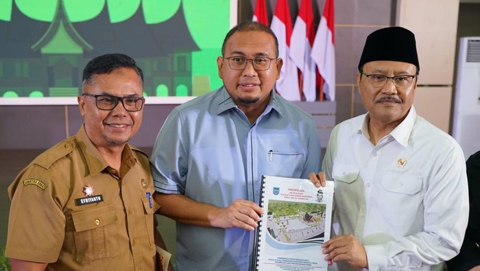 Wakil Ketua Komisi VI DPR Andre Rosiade bersama dengan Wakil Wali Kota Sawahlunto Jeffry Hibatullah menyerahkan Proposal pemugaran makam Mohammad Yamin Kepada Menteri Sosial Saifullah Yusuf.
