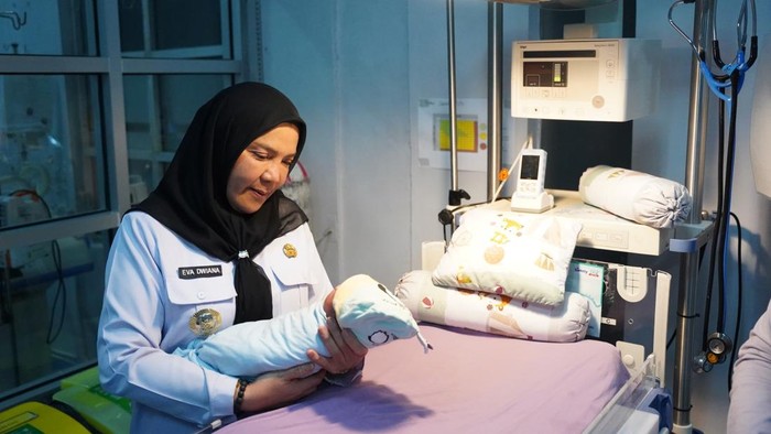 Wali Kota Bandar Lampung, Eva Dwiana menggendong bayi yang ditemukan terlantar dan memberinya nama.