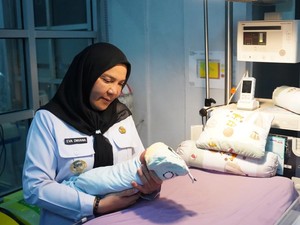 Bayi Laki-Laki Ditemukan Terlantar, Walkot Eva Dwiana Gendong dan Beri Nama