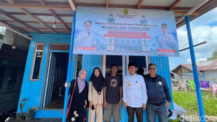 Wali Kota Banjarmasin, Yamin memberikan kejutan May Day berupa bedah rumah untuk buruh pengangkut kayu