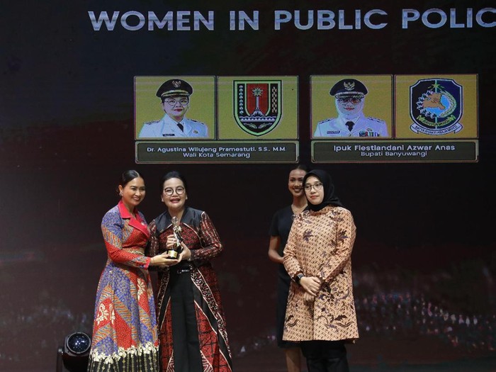 Wali Kota Semarang Agustina meraih penghargaan dalam ajang Womens Inspiration Awards 2025.