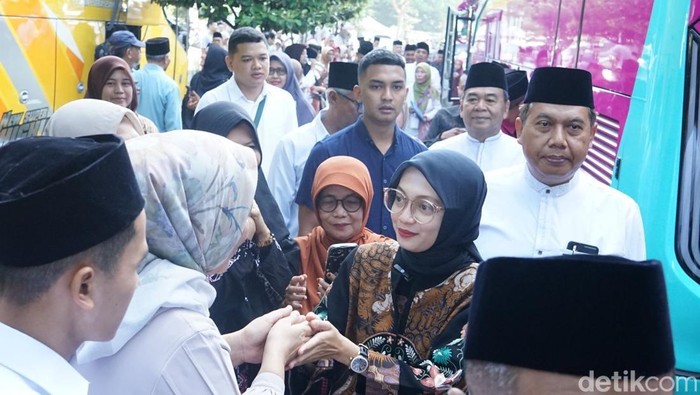 Walkot Kediri Mbak Vinanda saat memberangkatkan calon jemaah haji