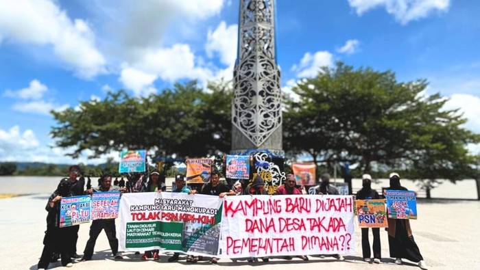 Warga Kampung Baru, Mangkupadi, menggelar aksi pada Hari Buruh Internasional di Tugu Cinta Damai, Tanjung Selor.