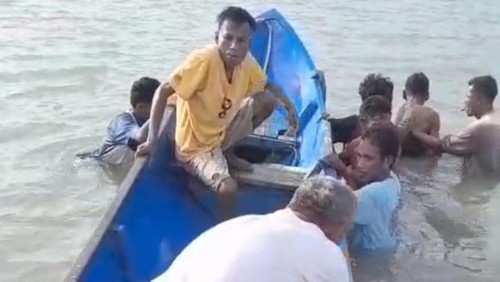 Warga mengevakuasi jasad Eklemes Kanu, nelayan yang tenggelam di Pantai Sulamu, Kabupaten Kupang, NTT, Rabu (30/4/2025). (Foto: Dok. Polres Kupang)