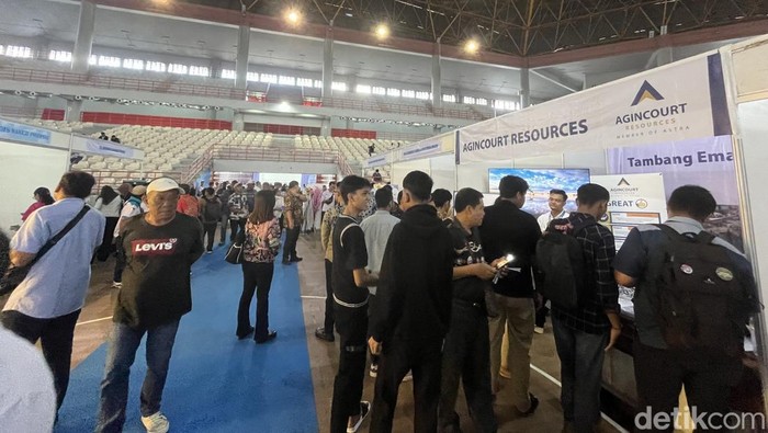Warga saat padati Job Fair di Gedung Serbaguna Pancing (Karitika Sari/detikcom)
