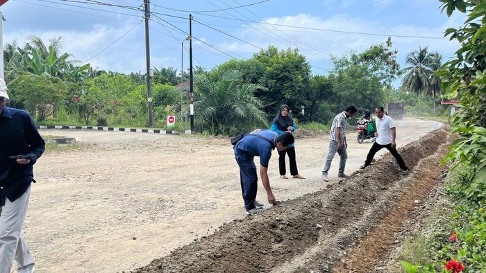 Warga Seluma gotong royong memperbaiki jalan secara swadaya.