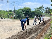 Warga di Seluma Perbaiki Jalan Rusak Secara Swadaya