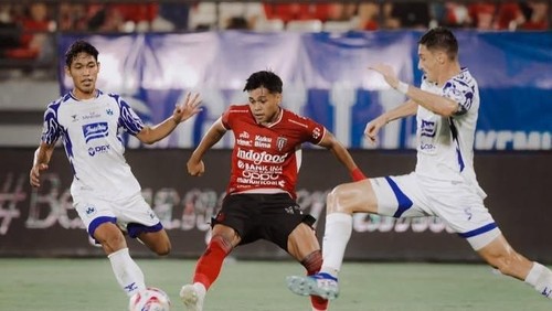 Winger muda Bali United, Rahmat Arjuna Rezki (jersey merah), diapit dua pemain belakang PSIS Semarang dalam pertandingan pekan ke-31 Liga 1 2024/2025 di Stadion Kapten I Wayan Dipta, Kamis (1/5/2025) malam. (Dok. Bali United)