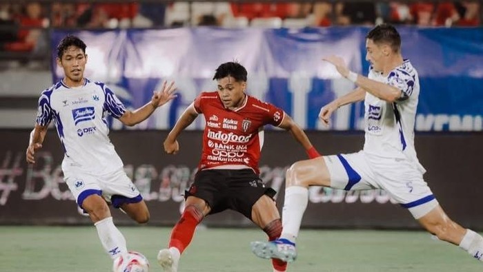 Winger muda Bali United, Rahmat Arjuna Rezki (jersey merah), diapit dua pemain belakang PSIS Semarang dalam pertandingan pekan ke-31 Liga 1 2024/2025 di Stadion Kapten I Wayan Dipta, Kamis (1/5/2025) malam. (Dok. Bali United)
