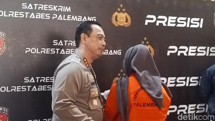 Wita Anggraini, penipu loker BUMN saat ditanyai Kapolrestabes Palembang.
