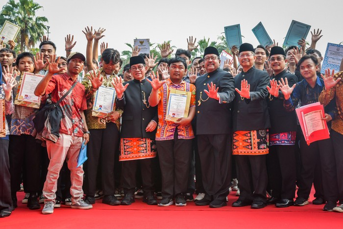 Gubernur DKI Jakarta Pramono Anung (keempat kiri) dan Wakil Gubernur DKI Jakarta Rano Karno (keempat kanan) berfoto bersama sejumlah warga penerima ijazah usai mengikuti upacara peringatan Hari Pendidikan Nasional 2025 di Balai Kota DKI Jakarta, Jumat (2/5/2025). Pemprov DKI Jakarta bersama Baznas DKI Jakarta menyerahkan secara simbolis ijazah yang tertahan kepada 371 warga sebagai bagian dari program pemutihan ijazah tahap kedua tahun 2025 pada momentum Hari Pendidikan Nasional. ANTARA FOTO/Sulthony Hasanuddin/nym.