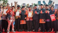 Gubernur DKI Jakarta Pramono Anung dan Wakil Gubernur Rano Karno menghadiri upacara peringatan Hari Pendidikan Nasional 2025 di Balai Kota DKI Jakarta, Jumat (2/5/2025). Keduanya berfoto bersama sejumlah warga penerima ijazah dalam momen simbolis usai upacara.    