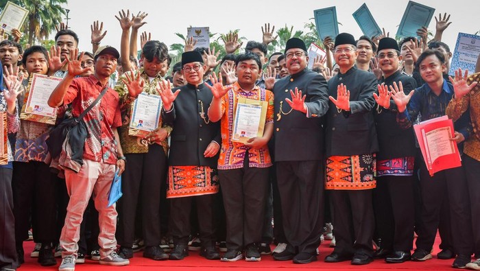 371 Warga Jakarta Terima Ijazah Tertahan di Hari Pendidikan Nasional Gubernur DKI Jakarta Pramono Anung (keempat kiri) dan Wakil Gubernur DKI Jakarta Rano Karno (keempat kanan) berfoto bersama sejumlah warga penerima ijazah usai mengikuti upacara peringatan Hari Pendidikan Nasional 2025 di Balai Kota DKI Jakarta, Jumat (2/5/2025). Pemprov DKI Jakarta bersama Baznas DKI Jakarta menyerahkan secara simbolis ijazah yang tertahan kepada 371 warga sebagai bagian dari program pemutihan ijazah tahap kedua tahun 2025 pada momentum Hari Pendidikan Nasional. ANTARA FOTO/Sulthony Hasanuddin/nym.