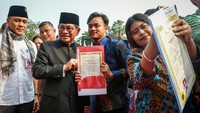 Dalam kesempatan tersebut, Pemerintah Provinsi DKI Jakarta bersama Baznas DKI Jakarta menyerahkan secara simbolis ijazah yang sebelumnya tertahan kepada 371 warga. Penyerahan ini merupakan bagian dari program pemutihan ijazah tahap kedua di tahun 2025.    