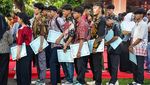 371 Warga Jakarta Terima Ijazah Tertahan di Hari Pendidikan Nasional