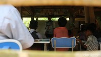 Foto: 73 siswa kelas 1 hingga kelas 6 kelas jauh SDN inpres 238 Bonto Parang, belajar bareng di ruangan yang sama dengan diajar oleh 3 guru honor. (Muhammad Subhan/detikSulsel)