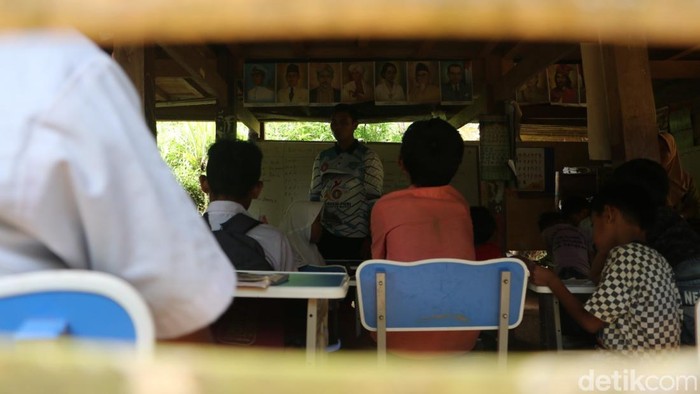 73 siswa kelas 1 hingga kelas 6 kelas jauh SDN inpres 238 Bonto Parang, belajar bareng di ruangan yang sama dengan diajar oleh 3 guru honorer. 73 siswa kelas 1 hingga kelas 6 kelas jauh SDN inpres 238 Bonto Parang, belajar bareng di ruangan yang sama dengan diajar oleh 3 guru honorer.