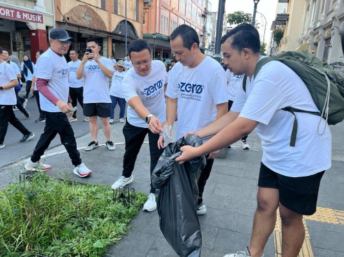 Aksi bersihkan sampah oleh karyawan Telkom di Medan.