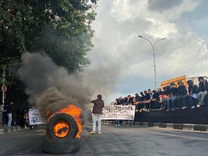 Jalan Urip Sumoharjo Makassar Macet Parah Imbas Demo Hardiknas