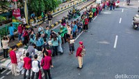Ada sebanyak 500 paket beras murah yang dijual dengan sasaran pengemudi ojek online dan warga sekitar kampus.