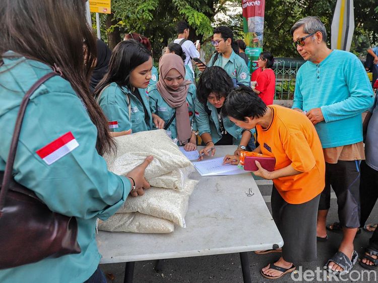 Aksi Mahasiswa Gelar Bazar Beras Murah Peringati Hardiknas