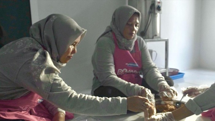 Aktivitas UMKM Cahaya Abadi Sejahtera, kelompok binaan dalam program Basamo Elok Jambi di Kelurahan Bakung Jaya, Kota Jambi.