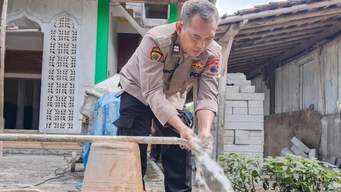 Anggota Polres Grobogan Aiptu Surono menunjukkan aliran air dari sumur bor yang dibuatnya di masjid. Foto diunggah Jumat (2/5/2025).
