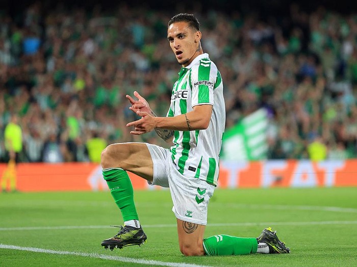 SEVILLE, SPAIN - MAY 01: Antony of Real Betis celebrates scoring his teams second goal during the UEFA Conference League 2024/25 Semi Final First Leg match between Real Betis Balompie and ACF Fiorentina at Estadio Benito Villamarin on May 01, 2025 in Seville, Spain. (Photo by Fran Santiago - UEFA/UEFA via Getty Images)