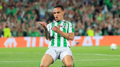 Perbedaan Jomplang Statistik Antony di Betis dan MU