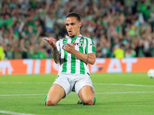 Perbedaan Jomplang Statistik Antony di Betis dan MU