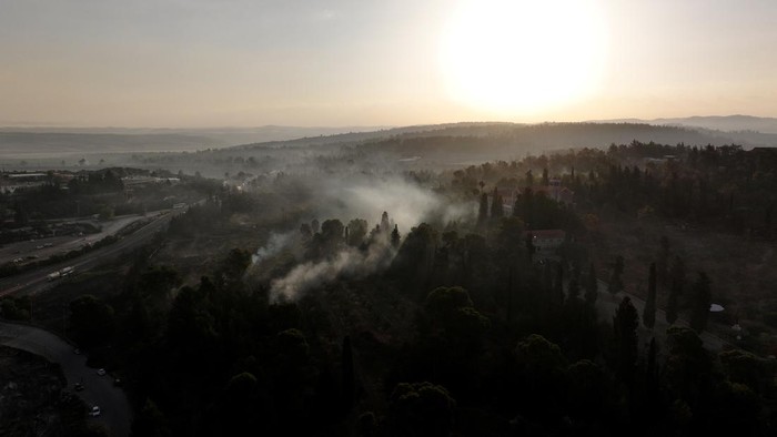Asap Membumbung di Dekat Biara Latrun Akibat Kebakaran Hutan Kebakaran melanda hutan di Latrun akibat panas ekstrem dan angin kencang. Asap pekat membubung, mengancam Biara Latrun yang bersejarah.