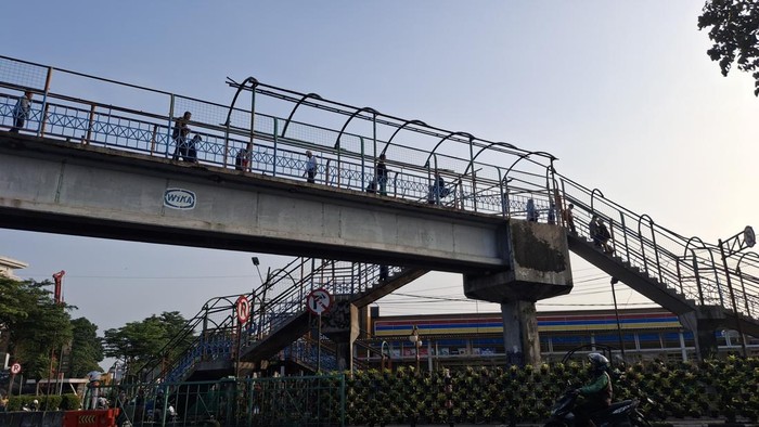 Atap JPO di Bogor dibongkar karena keropos