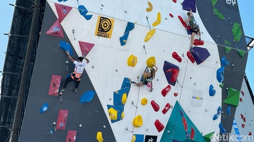 Atlet Indonesia saat kualifikasi lomba panjat tebing kategori lead dalam IFSC Climbing World Cup 2025 di Peninsula Island, Nusa Dua, Bali, Jumat (2/5/2025). (Foto: Rizki Setyo/detikBali)