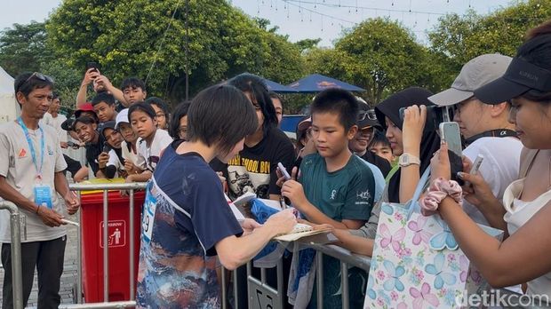 Atlet Panjat Tebing asal Jepang, Ai Mori saat menyapa fansnya di event Piala Dunia Panjat Tebing yang digelar di Nusa Dua, Badung, Jumat (2/5/2025).