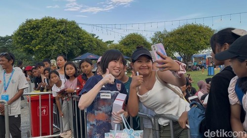 Atlet Panjat Tebing asal Jepang, Ai Mori saat menyapa fansnya di event Piala Dunia Panjat Tebing yang digelar di Nusa Dua, Badung, Jumat (2/5/2025).