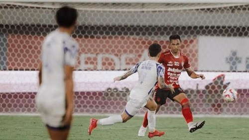 Bagas Adi Nugroho (jersey merah) saat mengawal lini belakang Bali United kontra PSIS Semarang pasca sembuh dari cedera.
