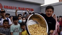 YouTuber 37 tahun ini masak besar soto Betawi untuk 1.000 porsi. Terlihat ia mengeluarkan kuali raksasanya untuk masak hidangan andalan di restorannya ini. Foto: Instagram bobonsantoso dan restokualimerahputih