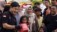 Pada kesempatan yang sama, Bobon juga berinteraksi dengan masyarakat. Ia mengatakan sementara restorannya baru ada di Bekasi, menyusul nanti di lokasi lain. Foto: Instagram bobonsantoso dan restokualimerahputih