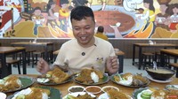 Tampak lauk pauknya diberi pelengkap serundeng yang banyak. Selain ayam goreng, ada bebek, cumi, udang, ikan kembung, ikan ekor kuning, hati ampela, hingga kulit goreng. Foto: YouTube Dyodoran
