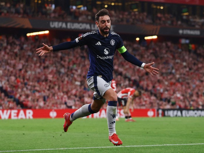 Soccer Football - Europa League - Semi Final - First Leg - Athletic Bilbao v Manchester United - San Mames, Bilbao, Spain - May 1, 2025 Manchester Uniteds Bruno Fernandes celebrates scoring their third goal Action Images via Reuters/Lee Smith