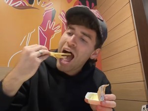 Bule Inggris Cicip Menu McD di Jepang, Ada Burger Nilainya 10/10!